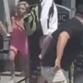 "Barbika" napala muškarca na ulici Spustila torbu pa uzela oružje (video)