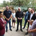 FOTO, VIDEO: Brnabić ipak u Bačkoj Palanci, ali bez novinara - posetila i porodicu stradalog dečaka