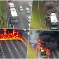 Ljudi beže da ne bi živi izgoreli: Gledajte kako se autobus zapalio nasred auto-puta, u trenu se sve pretvorilo u buktinju…