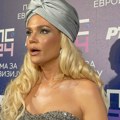 (Video) Lena Kovačević kao boginja: U haljini sa ogromnim šlicem i sa turbanom na glavi stigla na "Beoviziju 2024"