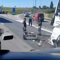 Haos na: Auto-putu Sudarila se dva teretna vozila kod isključenja za Dobanovce, delovi vozila razbacani po putu