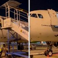 Aerodromski radnik ispao iz aviona: Izmakli mu stepenice, pa je tresnuo o asfalt