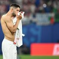 Bizarno i bolesno! Reprezentativac Hrvatske dao dres navijaču, a onda je nastao haos! Napali ga stranci, jedna žena krvnički…