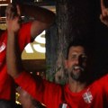 (Video) "baci sve sa sebe igraj, igraj": Nole i Bogdan i transu: Skaču uz ovu pesmu, svi pevaju sa njima i igraju bez…