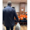 VIDEO: Vučić radnicima beogradske "Čistoće" odneo dve pune kese pljeskavica