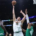 Boston - Denver: Jokić iskrenuo zglob, ali nastavio da igra