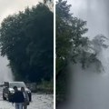 Gejzir viši i od zgrade poplavio ulicu u Beogradu: Voda prska na sve strane, prizor kao iz filma