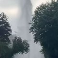 Gejzir viši i od zgrade poplavio ulicu u Beogradu: Voda prska na sve strane, prizor kao iz filma