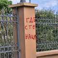 Okupljanje zbog "ćacijevskog" grafita: Roditelji pozivaju ispred Jovine gimnazije