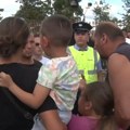 Potresni snimak sa Gazimestana: Srpska deca plaču dok majka brani devojčicu koju je privela policija