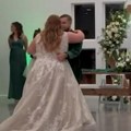 Mlada i mladoženja su uživali u prvom plesu, ne sluteći šta će se desiti nekoliko sekundi kasnije: Usred podijuma mlada se…