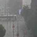 (Foto, video) dramatični prizori u Beogradu: Jeziva oluja srušila krov, jak grad ne prestaje da tuče, u samo nekoliko…