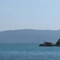 Avion za gašenje požara pao u more u Grčkoj! Krenuo da pokupi vodu i tu ostao, letelica snimljena sa plaže (foto, video)