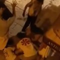 Mladić leži na zemlji, drugi ga brutalno šutira: Tuča turista na Jadranu u 4 ujutru (foto/video)