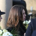 Maša Terzić slomljena od tuge na sahrani dede Jovana: Uplakana prima saučešća, more ljudi na Novom groblju