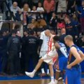 Kalinić isključen zbog tuče! Besan ušao u klinč sa navijačima - pogledajte kako ga provociraju i kako im on uzvraća