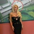 Bojana Lazić u korset-haljini, dekolte puca, svuda prorezi sa grudi niko ne skida pogled, a figura peščanog sata raspametila