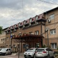 Kosovske vlasti zauzele železničku stanicu u Zvečanu i Leposaviću: Uklonjene ćirilične table