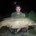 Petrovaradinac Marko Mladenović svestrani pecaroš, postavio lični rekord: Dunav za vernost nagradio šaranom od 21,5 kilograma…