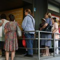 Gužve ispred pošti širom Srbije, redovi od ranog jutra! Građani požurili po vaučere za odmor: U red stali dva sata pre…