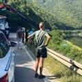 Automobil probio zaštitnu ogradu i završio u jezeru Međuvršje: tragedija izbegnuta, ovakve nesreće danas su prava retkost