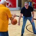 (Foto, video) "Sa Mutom nikad nije dosadno" Vučić odigrao basket sa čuvenim trenerom: "Anegdote, iskrene priče i mnogo dobrog…
