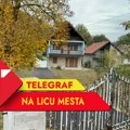 Певачица живела у Црном Блату: Породична кућа оронула, ограда једва стоји! Добила дете у 52. и променила живот