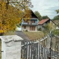 Pevačica živela u Crnom Blatu: Porodična kuća oronula, ograda jedva stoji! Dobila dete u 52. i promenila život