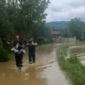 Evakuisane bebe blizanci u Kučevu: Vatrogasci gazili vodu dok su njih nosili u nosiljkama