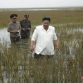 Kim Džong Un besan šeta po močvari i spominje njegovo ime! Voda do pupka i viče: "Besposličar, on je kriv za sve" (foto)