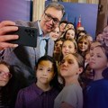 Vučić u batajničkoj školi dočekan uz pesmu i zahvaljivanje