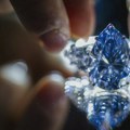 Plavi dijamant od 44 miliona dolara najskuplji dragulj prodat na aukciji ove godine
