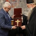 Traže smenu Mandića: Uzbuba opozicije, dela NVO, Fakulteta za crnogorski jezik, PEN centra zbog trobojke