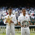 Da li je ovo Novakova najsurovija fotografija u karijeri: Đoković sa peharom Vimbldona, a Federer se drži za glavu FOTO
