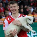 Zaboravite na pehare – ovde se igra za prasetinu i jagnje! Hit tradicija norveškog kluba, igrači umesto premija dobijaju...