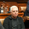Ministru Borisu Bratini ostao uključen mikrofon u Skupštini: Pričao koleginicama o bombonama VIDEO