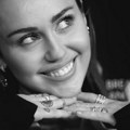 Internet Buzz: Da li je to Miley Cyrus najavila povratak Hannah Montana? Egzotičan ukus nove Eva riblje salate: Eva losos…