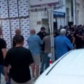Napad na građane i policiju ispred prostorija SNS-a u Kraljevu