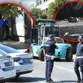 Potresne scene na mestu tragedije u Zemunu: Devojčicino (15) telo pokriveno na mestu nesreće, njena patika pored autobusa…