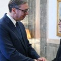 DžEKI čen stigao u Beograd Ugostio ga predsednik Srbije evo šta je filmska zvezda poklonila Vučiću (foto)