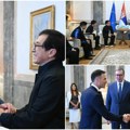 (Foto) DžEKI čen stigao u Beograd Ugostio ga predsednik Srbije- evo šta je filmska zvezda poklonila Vučiću