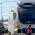 Чудо: Мушкарац (45) се саплео, пао на шине и преживио удар воза!