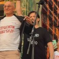 FOTO Muslin u posebnoj majici izašao na binu, momenat sa protesta koji je postao pravi hit