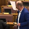 Pukla bruka: Milan Knežević pokazao kompromitujući Spajićevu fotografiju u parlamentu (video)