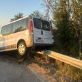 Čitaoci Kurira javljaju: Kombi pun Srba završio na bankini kod Velesa (foto)