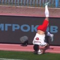 Kakav aut, ljudi! Čovek izveo salto, bacio loptu neverovatnih 45,6 metara! Snimak zapalio mreže – ovo morate videti! (video)…