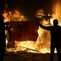 (Video) Lete molotovljevi kokteli i kamenice, ima povređenih! Demonstranti napali institucije, policija baca suzavac: Totalni…