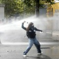 Demonstranti u Tirani uklonili klupe sa Raminim pozivnicama za dijalog