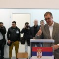 (Foto) Vučić glasao sa suprugom Tamarom na biračkom mestu na Novom Beogradu čekao u redu