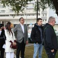 (Foto) Vučić sa suprugom Tamarom na glasanju. Na biračkom mestu na Novom Beogradu čekaju u redu.